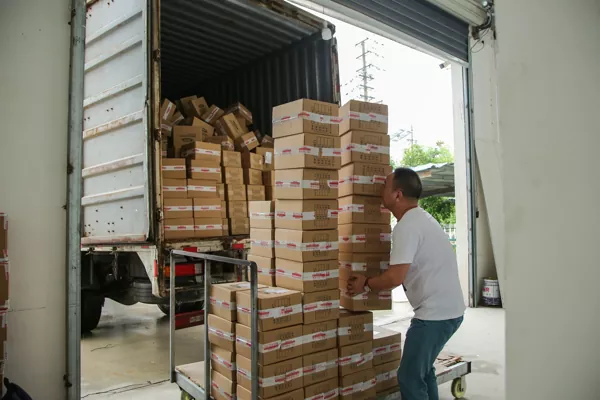 5000 DB moduláris motorkerékpár-sisakok teljesen becsomagolva és a tengerentúli nagykereskedő készletek előkészítésének támogatására szállítva